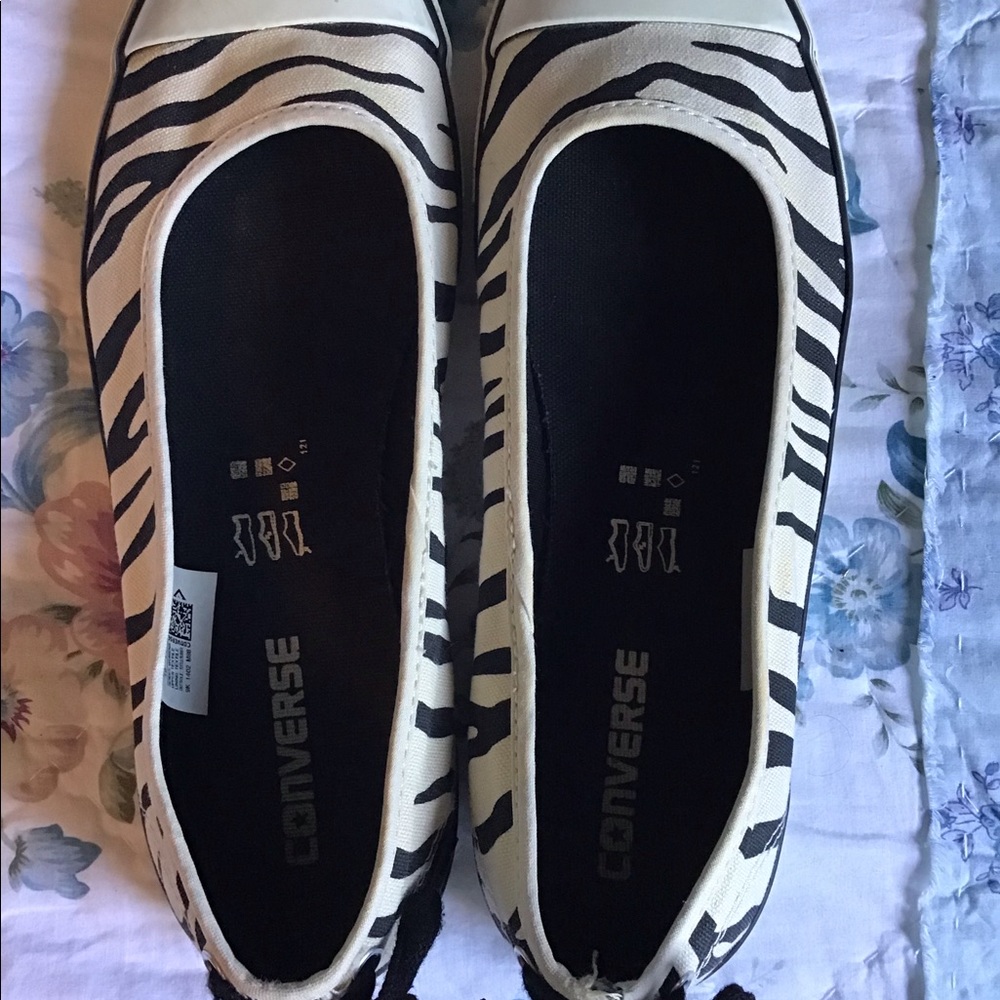 Converse Women’s sz 10 zebra striped slip on shoe